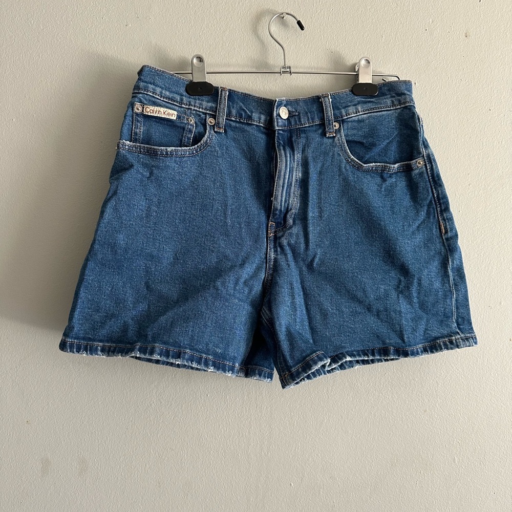 Calvin Klein 90’s fit mid thigh shorts size 29 - Picture 2 of 9